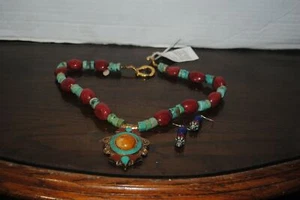 Roter Achat Türkis Messing Anhänger mit türkisfarbenem und rotem Achat Intarsien und großem gelben Ag - Bild 1 von 4