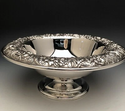 Compota grande de plata de ley Repousse by S. Kirk & Son, artículo # 32, 10" de diámetro Foto 1 de 4