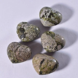 Epidote Crystal Heart Gemstone Palmstone Natural Healing Stones Love 1x 32mm - Imagen 1 de 3