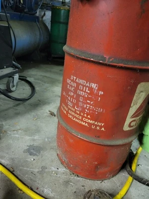 Tambor de aceite CITGO vintage con bomba manual en funcionamiento Foto 1 de 4