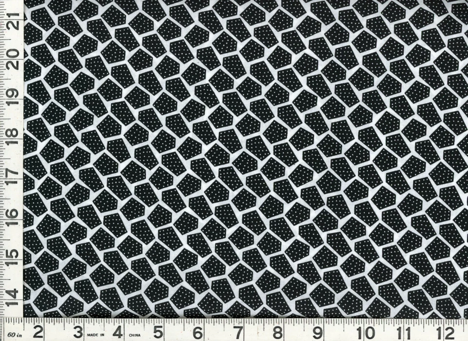 Tela de coser acolchada blanca punteada con formas negras en blanco por yarda #909 Foto 1 de 1