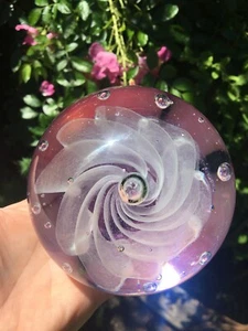 DYNASTY GALLERY Chinesischer handgefertigter großer Glas Briefbeschwerer lila mit weißem Wirbel - Bild 1 von 16