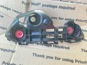Retenedor lateral parachoques delantero pasajero genuino OEM Toyota 52535-06210 18-23 Camry - Imagen 1 de 4