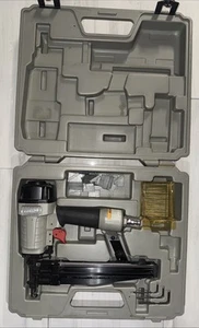 Clavadora con acabado calibre 16 Porter Cable FN250A con estuche rígido y clavos se envía lo antes posible - Imagen 1 de 6