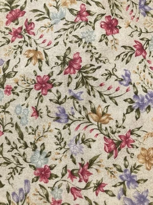 Flores de periwinkle rosa sobre estructura de tela tostada e insinuando fábrica-colcha 24" x 44" Foto 1 de 3