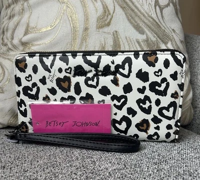 ¡Nuevo! Bolso sin asas Betsey Johnson corazón leopardo cartera cremallera alrededor muñeca Foto 1 de 4