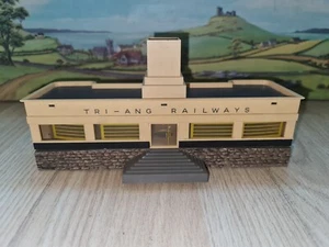 TRIANG MODEL RAILWAYS TT GAUGE T25 BOOKING HALL & T22 STEPS - Picture 1 of 4
