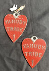 Rare plaque métallique rouge vintage en forme de cœur Yahudy Tribe 1 fraternelle ? PAIRE ODDITY