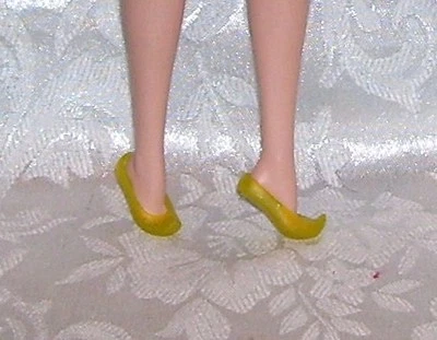 FITS BARBIE & SILKSTONE YELLOW GLITTER CT CURVED POINT GENIE JEANNIE SHOES - Image 1 of 3