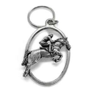 LLAVERO SHOWJUMPER OVALADO DE PELTRE INGLÉS EN UNA BOLSA DE REGALO AMANTES DE LOS CABALLOS ECUESTRES - Imagen 1 de 3