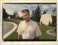 1993 Press Photo Chris Hugo wants neighbor's shed moved as it violates city code