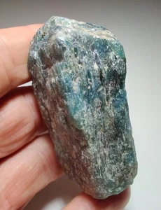 Cristal de apatita, bonito color. Complejo Ipirá, Bahía, Brasil. 126 gramos. - Imagen 1 de 5
