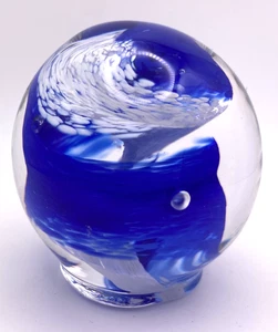 Pisapapeles de vidrio artístico remolino azul y blanco 2,25" - Imagen 1 de 5