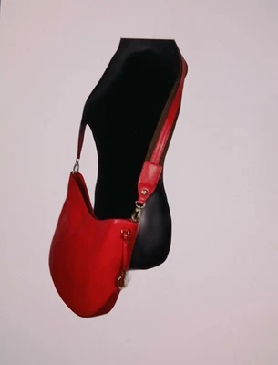 Bandolera Henri Bendel W57th Hobo correa de guitarra a rayas en rojo Foto 1 de 4