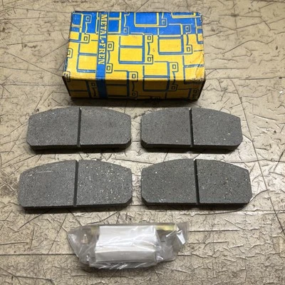 Jeu de plaquettes de frein X4 neuves ancien stock (27). Renault R16 (1966-1968). - Photo 1/3