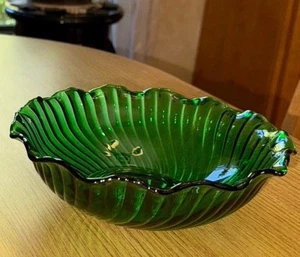 Ciotola vintage con gancio di ancoraggio verde vortici bordo crimpato 7,5" - Foto 1 di 6