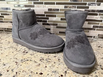 NUEVO - UGG Mini Botas Clásicas Gris Tobillo Corto Cordero Floral Forradas Para Mujer 10 Foto 1 de 4