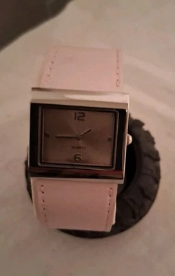 Relógio de quartzo analógico feminino Premier Designs pulseira de couro tom prata precisa de bateria - Imagem 1 de 4