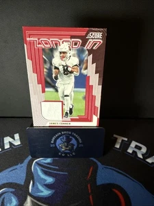 Parche reliquia de fútbol americano de los Arizona Cardinals 2025 con puntuación zonificada en James Conner - Imagen 1 de 2