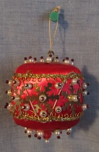 SPILLA VINTAGE RASO ROSSO CON FOGLIE E PERLE ORO ORNAMENTO NATALE MANO M - Foto 1 di 4