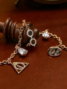 Harry Potter Fan Armband Goldlegierung Mit 6 Charm Anhängern Hogwarts NEU - Bild 1 von 6