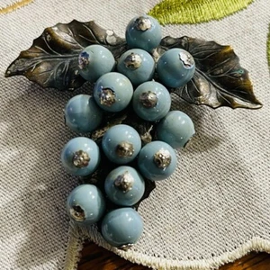 VINTAGE GRAPES AND VINE BLUE BEAD SHOE CLIP/BROOCH WITH SILVER TONED LEAVES - Picture 1 of 4