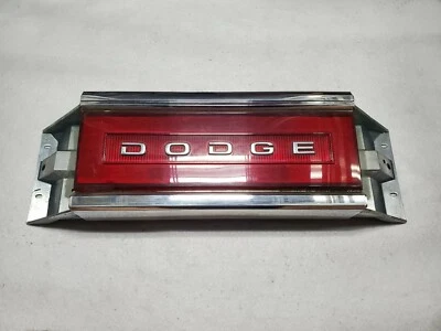 Dodge Dynasty 1988-1993 luz trasera central emblema moldura (OEM) Foto 1 de 4