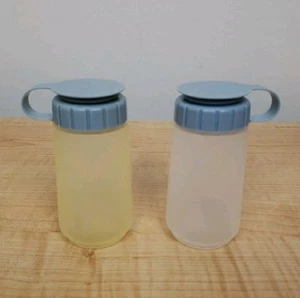 Vintage Rubbermaid Serviersparer 4 Unzen Salz & Pfefferstreuer Set blaue Deckel #0479 USA - Bild 1 von 12