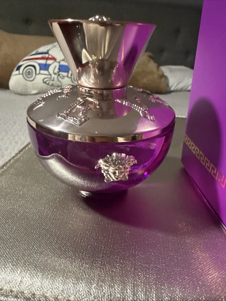 Versage Mujer Dylan Púrpura Spray Natural 3.4 US Fl.oz Foto 1 de 4