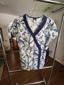 Womens Scrub Top Size M Multi-Colored Pattern Brand: Barco Uniform 100% Cotton  - Picture 1 of 4