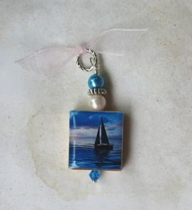 Friedliches Segelboot in der Bucht Anhänger blau Charm Charm Vintage veränderte Kunst maritim - Bild 1 von 1