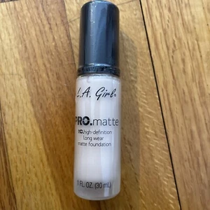 New Sealed L.A. GIRL Pro Matte Foundation - GLM715 Porcelain - Picture 1 of 2
