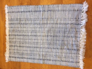 Juego de 4 manteles Better Homes & Gardens tejidos con flecos gris azul crema. - Imagen 1 de 5