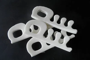 TOE SEPARATORS - PEDICURE WHITE FOAM SPACERS,BEAUTY AIDS FOR PAINTING TOE NAILS - Picture 1 of 1