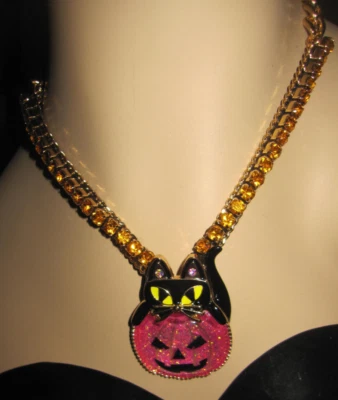Betsey Johnson Halloween Gato en una calabaza rosa con collar bling Foto 1 de 4