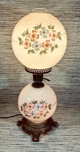 Lámpara de mesa de 3 vías vintage Hedco Lo que el viento se llevó blanca con flores rojas y azules - Imagen 1 de 20