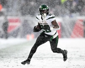 Breece Hall Snow Game Run New York Jets 8x10 NFL Football Photo - Picture 1 of 1