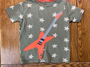 Mini Boden Guitar Appliqué Shirt with Star Print Boys Short Sleeve Top Size 4-5 - Picture 1 of 3