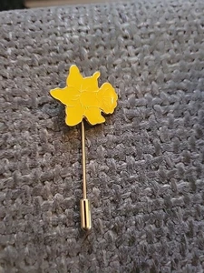 Marie Curie Stick Pin Anstecker Narzisse Brosche Metall Vintage - Bild 1 von 5