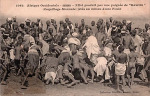 Sudan Handvoll Kawrin in die Mitte einer Menschenmenge geworfen alte Postkarte C359 - Bild 1 von 2