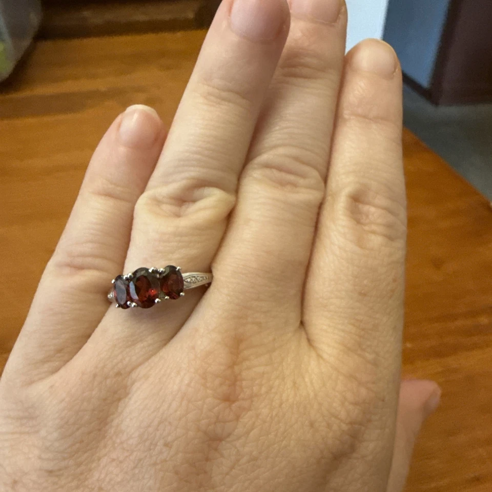 Anillo de tres piedras de plata de ley granate Foto 1 de 3