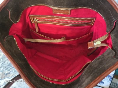 Lg. Bolsa tote de camurça com forro vermelho e bolsos internos. - Imagem 1 de 2