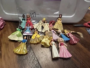 Vintage Set Disney Prinzessin Verkleidung Mini Puppen Zubehör und Kleidung 16 Puppen - Bild 1 von 9
