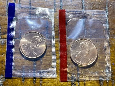 🇺🇸 Lot of 2 BU Red Lincoln Cents 1998 P & D sealed in original US mint cello - Image 1 of 3