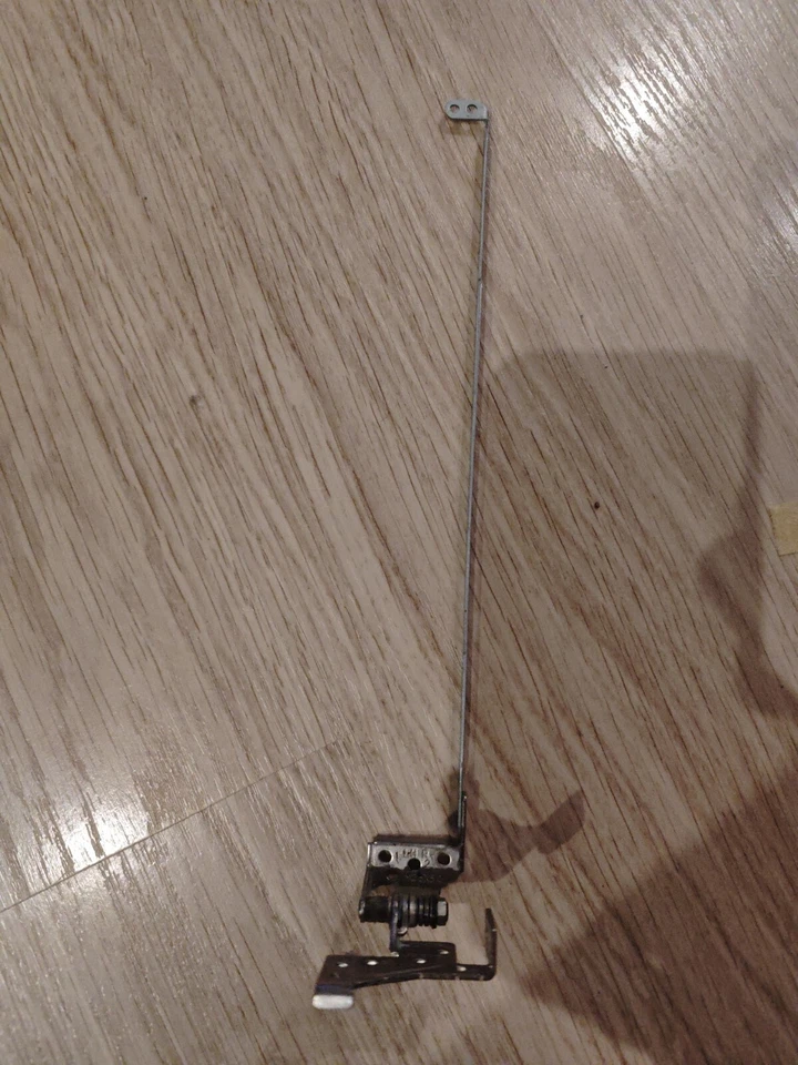 TOSHIBA Satellite C660 Charnière Ecran Droite AM0H0000200 COmme neuve Exp rapide - Photo 1/1