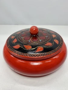 Caja de baratijas de madera hilada a mano y pintada en la India diseño floral incrustaciones de latón - Imagen 1 de 7