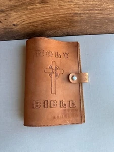Handgefertigte LEDERBEARBEITETE BIBELHÜLLE - Bild 1 von 7
