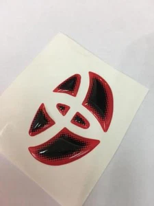 PEGATINA DE INSIGNIA CENTRAL DEL VOLANTE DEL COCHE NEGRO ROJO - Imagen 1 de 2