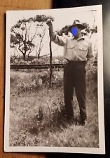 Portland 1953 - Mann mit Hut hat Schlange Blacksnake in der Hand / Foto USA
