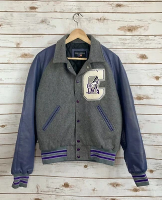 Jaqueta Letterman’s Texas Chenille por Caliber Couro Cinza Roxo Cosmetologia - Imagem 1 de 4